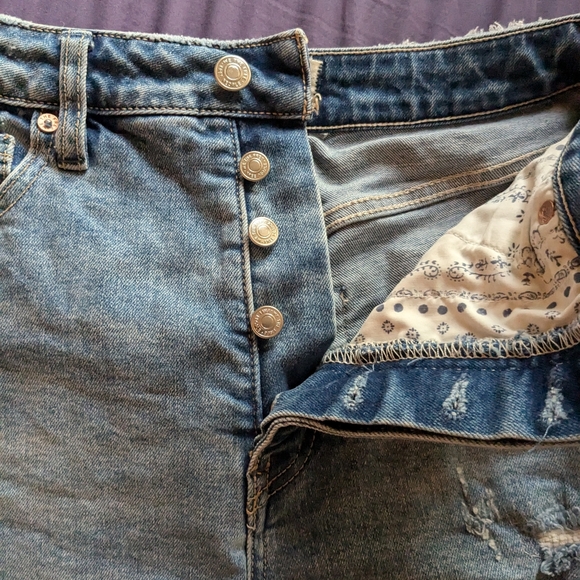 We The Free by Free People High Rise Cutoff Denim Shorts | Size 27 - Picture 3 of 5